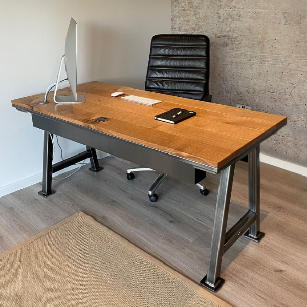 Meja kerja dengan desain industrial dan bahan kayu kasar